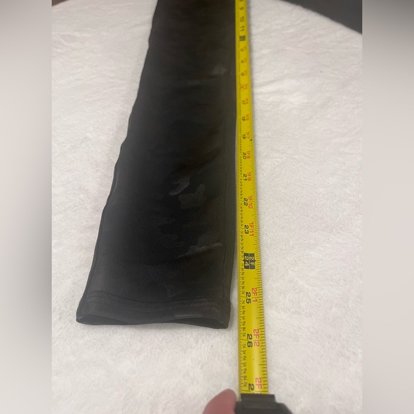 Black Camo Spanx Leggings-Size Medium - Picture 6 of 8